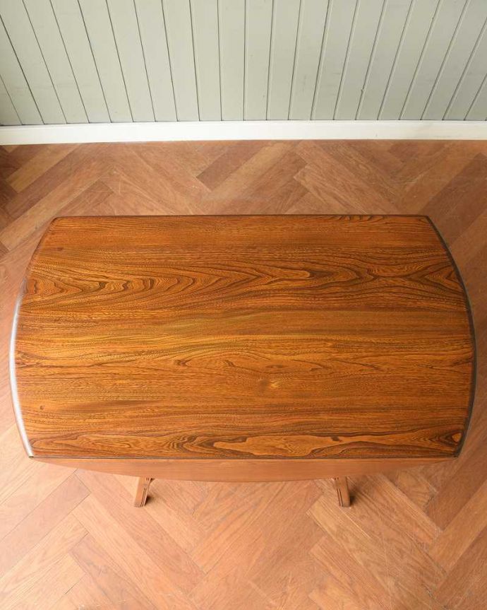 アーコールの家具　アンティーク家具　北欧の老舗メーカーアーコール社の家具、伸張式のアーコールドロップリーフテーブル(ERCOL)。畳むとこんなにスリムなサイズリーフを閉じた状態のテーブルを上から見るとこんな感じ。(k-2621-f)