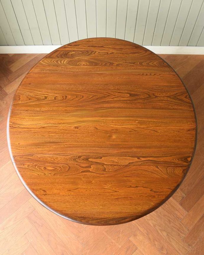 アーコールの家具　アンティーク家具　北欧の老舗メーカーアーコール社の家具、伸張式のアーコールドロップリーフテーブル(ERCOL)。やっぱり気になる天板の仕上げ方テーブルの主役はやっぱり天板。(k-2621-f)