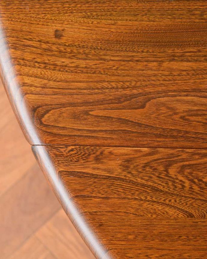 アーコールの家具　アンティーク家具　北欧の老舗メーカーアーコール社の家具、伸張式のアーコールドロップリーフテーブル(ERCOL)。近づいてみるとこんな感じです。(k-2621-f)