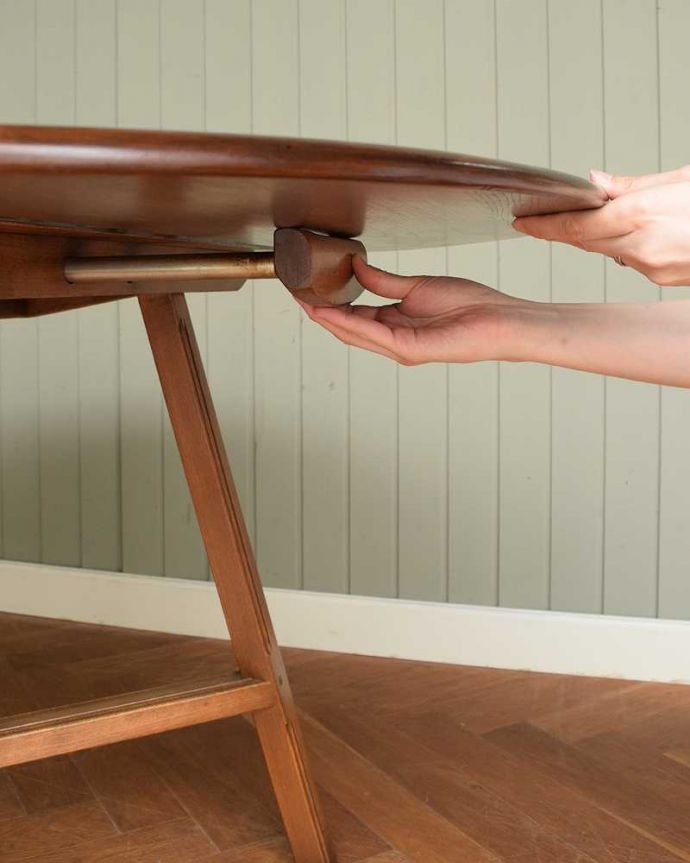 アーコールの家具　アンティーク家具　北欧の老舗メーカーアーコール社の家具、伸張式のアーコールドロップリーフテーブル(ERCOL)。あっという間にサイズが変えれます。(k-2621-f)