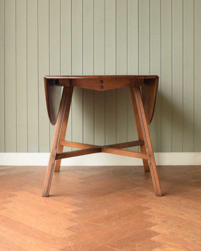 アーコールの家具　アンティーク家具　北欧の老舗メーカーアーコール社の家具、伸張式のアーコールドロップリーフテーブル(ERCOL)。横から見てもステキ使わないときは、たたんで壁につけておけば、お部屋が広く使えます。(k-2621-f)