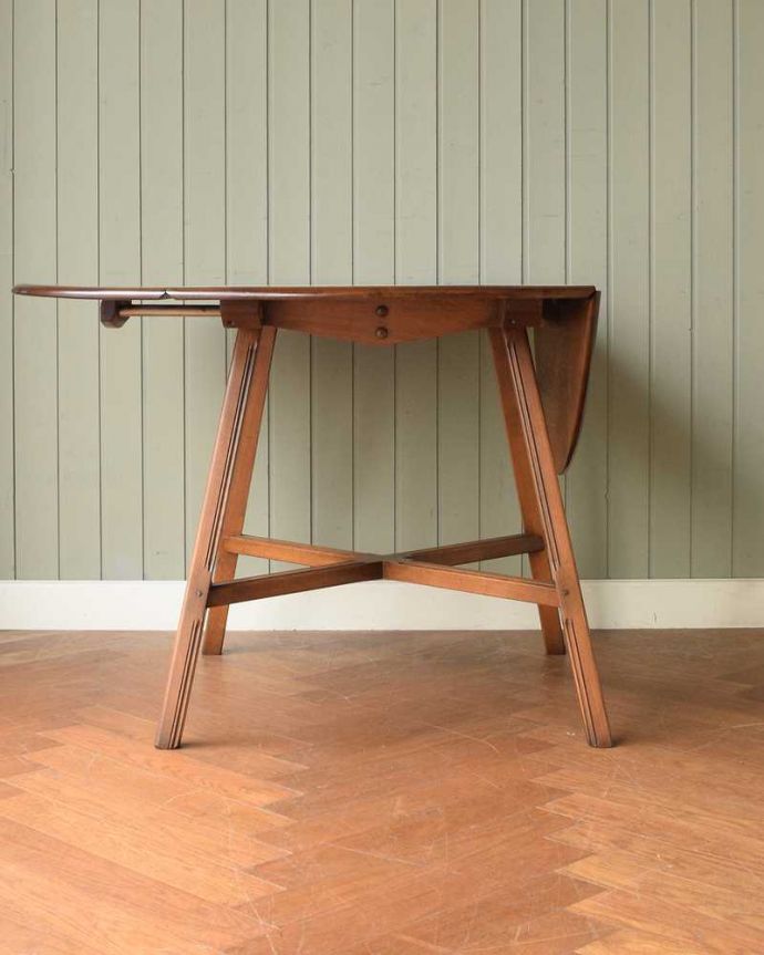 アーコールの家具　アンティーク家具　北欧の老舗メーカーアーコール社の家具、伸張式のアーコールドロップリーフテーブル(ERCOL)。片方だけ開いても･･･リーフは片方ずつ広がるので、3WAYで使えます。(k-2621-f)