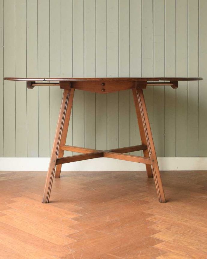 アーコールの家具　アンティーク家具　北欧の老舗メーカーアーコール社の家具、伸張式のアーコールドロップリーフテーブル(ERCOL)。両方開いたらこんな感じスッキリとしたアーコールの家具は、テーブルにしてはめずらしく幕板と言って天板の下に板がない特殊な構造です。(k-2621-f)