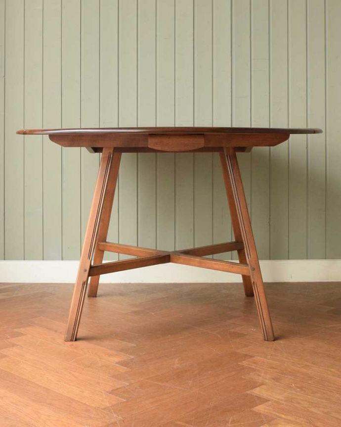 アーコールの家具　アンティーク家具　北欧の老舗メーカーアーコール社の家具、伸張式のアーコールドロップリーフテーブル(ERCOL)。クルッと回転！アンティークは新品ではないので、もちろん経年変化によるキズはありますが、専門の職人がキレイにお直しをしているので、どこから見てもキレイです。(k-2621-f)