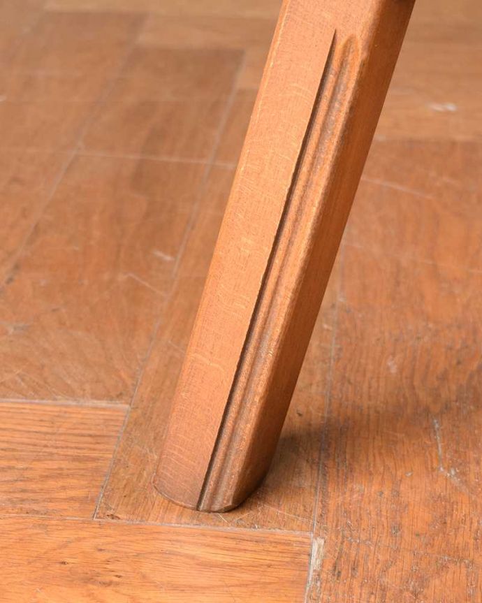 アーコールの家具　アンティーク家具　北欧の老舗メーカーアーコール社の家具、伸張式のアーコールドロップリーフテーブル(ERCOL)。持ち上げなくても移動できます！Handleのアンティークは、脚の裏にフェルトキーパーをお付けしていますので、持ち上げなくても床を滑らせて移動させることが出来ます。(k-2621-f)