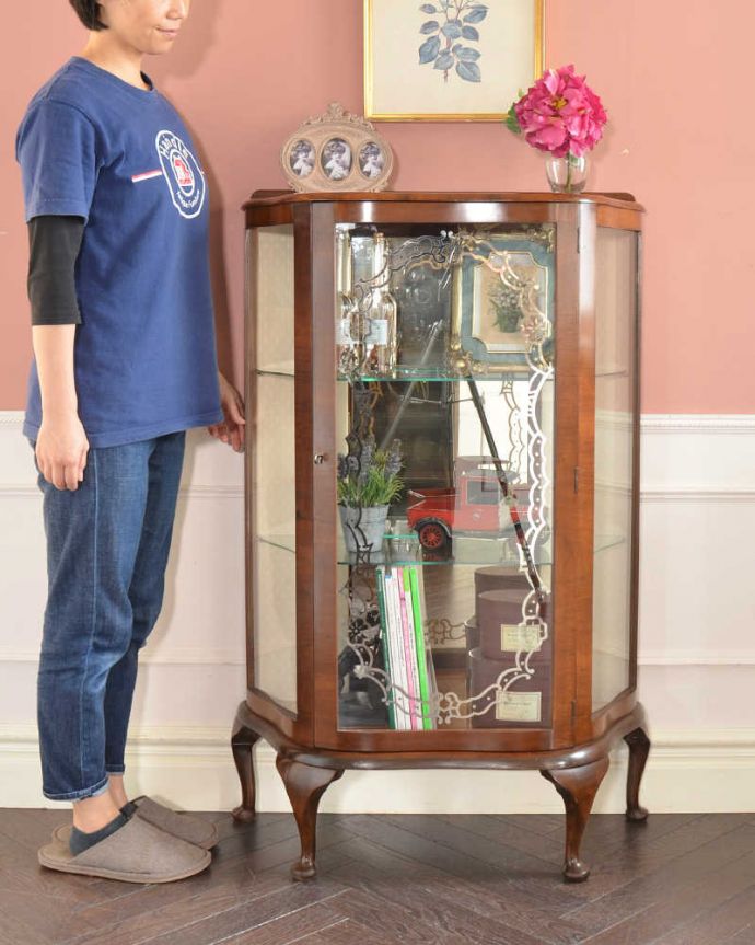 アンティークのキャビネット　アンティーク家具　ミラーがキラッと輝くアンティークのショーケース、英国のガラスキャビネット。キラキラに輝くガラスのキャビネット。(k-2622-f)