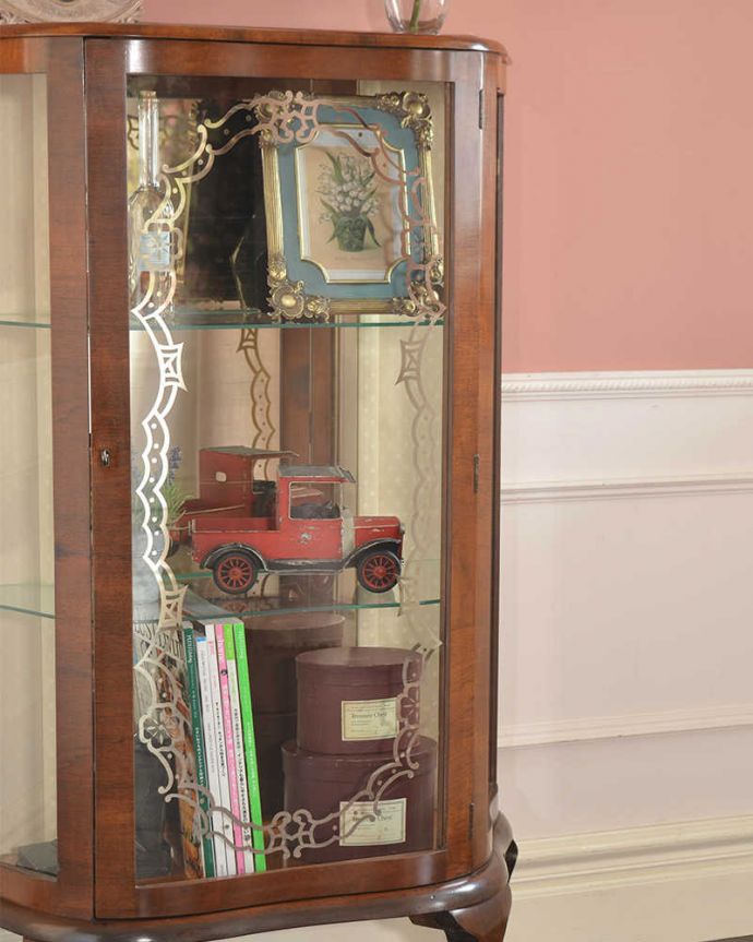 アンティークのキャビネット　アンティーク家具　ミラーがキラッと輝くアンティークのショーケース、英国のガラスキャビネット。ガラス越しに中をのぞいてみると･･･光りが入るとミラーに反射してキラッと輝くから、中に入れたものにまるでスポットライトが当たっているように見えちゃうんです。(k-2622-f)