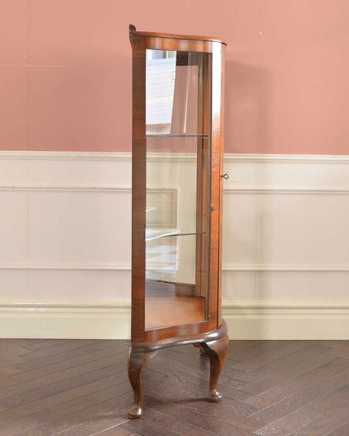 アンティークのキャビネット　アンティーク家具　ミラーがキラッと輝くアンティークのショーケース、英国のガラスキャビネット。横から見てもステキ背板以外の三方向がガラスで囲まれたキャビネット。(k-2622-f)