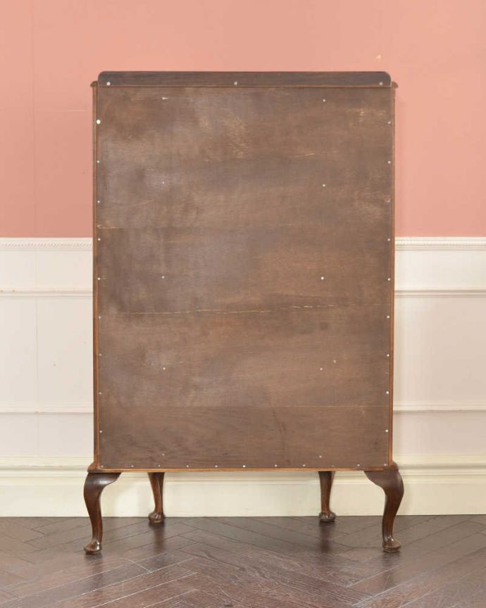 アンティークのキャビネット　アンティーク家具　ミラーがキラッと輝くアンティークのショーケース、英国のガラスキャビネット。もちろん背中を見てもキレイですアンティークは新品ではないので経年変化によるキズはありますが、専門の職人がキレイにお直ししたので、背中もキレイです。(k-2622-f)