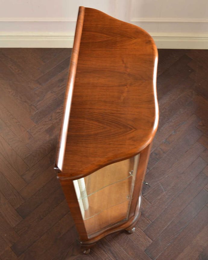 アンティークのキャビネット　アンティーク家具　ミラーがキラッと輝くアンティークのショーケース、英国のガラスキャビネット。上から見るとよく分かるキャビネットの形全体の形はこんな感じです。(k-2622-f)