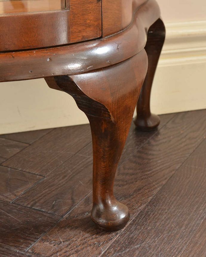 アンティークのキャビネット　アンティーク家具　ミラーがキラッと輝くアンティークのショーケース、英国のガラスキャビネット。女性１人でもラクに運べちゃうヒミツHandleのアンティークは、脚の裏にフェルトキーパーをお付けしているので、床を滑らせれば女性でも移動がカンタンに出来ます！ご安心下さい。(k-2622-f)