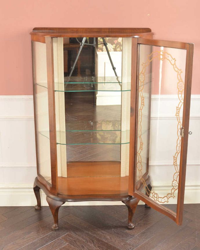 アンティークのキャビネット　アンティーク家具　ミラーがキラッと輝くアンティークのショーケース、英国のガラスキャビネット。ミラーの効果で、なんだか大きく見えます背板の鏡にキャビネット自身が映し出されて、大きな形のキャビネットに見えちゃうんです。(k-2622-f)