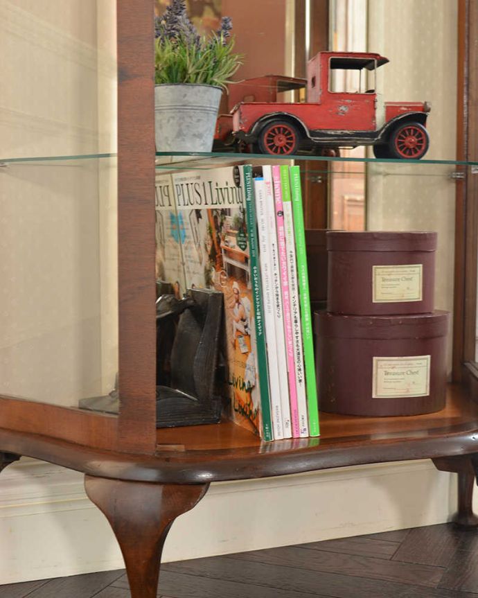 アンティークのキャビネット　アンティーク家具　ミラーがキラッと輝くアンティークのショーケース、英国のガラスキャビネット。A4サイズの雑誌も収納できる優等生雑誌まで収納できる高さ！本や雑誌もたっぷり収納出来ます。(k-2622-f)