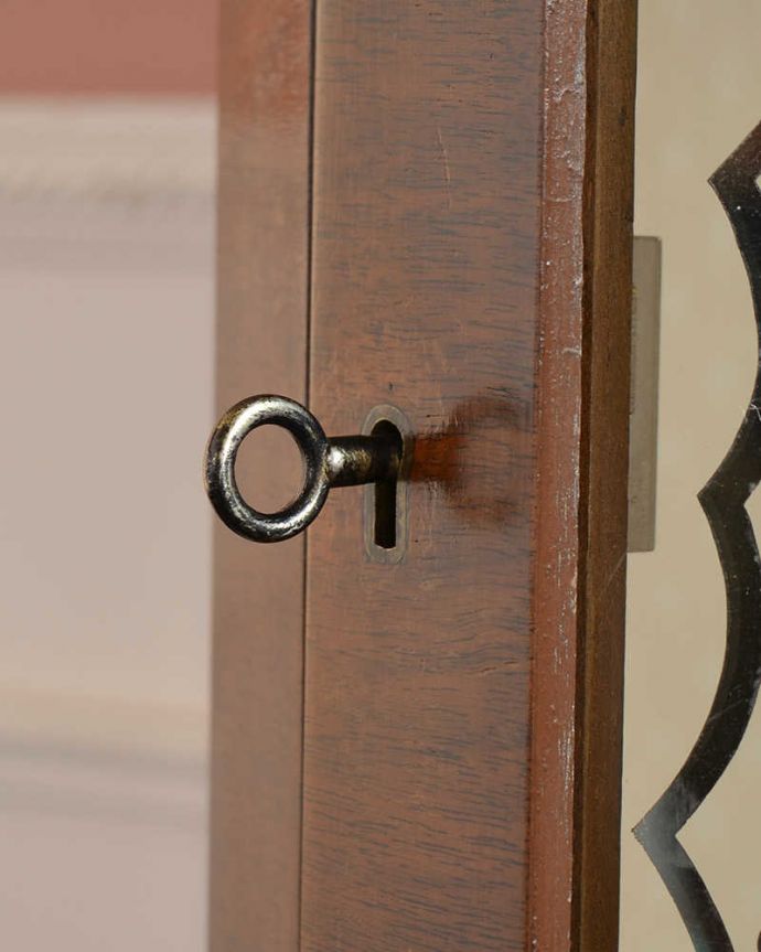 アンティークのキャビネット　アンティーク家具　ミラーがキラッと輝くアンティークのショーケース、英国のガラスキャビネット。開ける度にワクワクする取っ手鍵が取っ手になっているので、中を開ける度にまるで宝箱を開ける気分です。(k-2622-f)