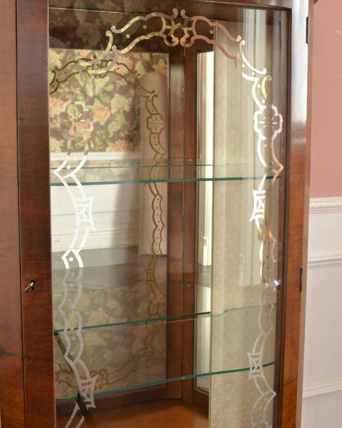 アンティークのキャビネット　アンティーク家具　ミラーがキラッと輝くアンティークのショーケース、英国のガラスキャビネット。キレイに残っていてくれましたガラスに描かれている絵は剥がれているものが多いんだけれど、この子はしっかりキレイに残っていてくれました。(k-2622-f)