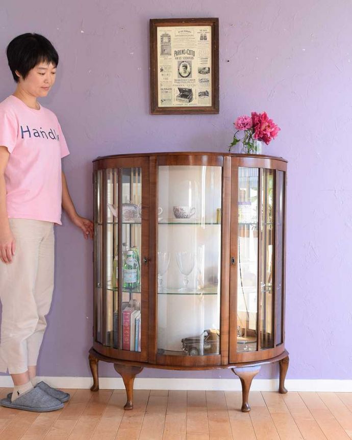 アンティークのキャビネット　アンティーク家具　イギリスで買い付けたアンティーク家具、ミラーに模様が付いたガラスキャビネット 。キラキラに輝くガラスのキャビネット。(k-2623-f)