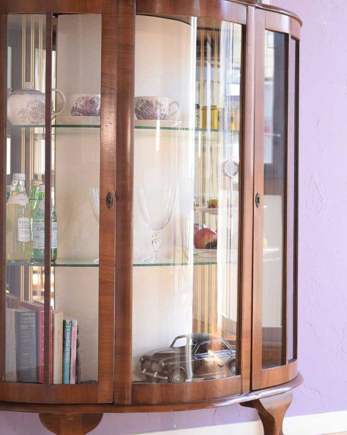 アンティークのキャビネット　アンティーク家具　イギリスで買い付けたアンティーク家具、ミラーに模様が付いたガラスキャビネット 。ガラス越しに中をのぞいてみると･･･光りが入るとミラーに反射してキラッと輝くから、中に入れたものにまるでスポットライトが当たっているように見えちゃうんです。(k-2623-f)