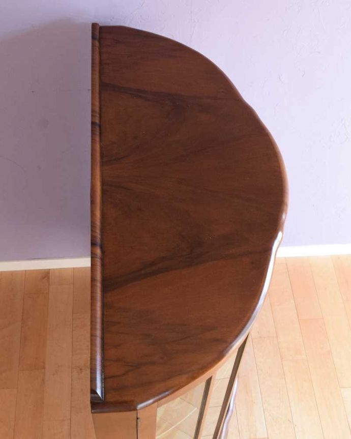 アンティークのキャビネット　アンティーク家具　イギリスで買い付けたアンティーク家具、ミラーに模様が付いたガラスキャビネット 。上から見るとよく分かるキャビネットの形全体の形はこんな感じです。(k-2623-f)