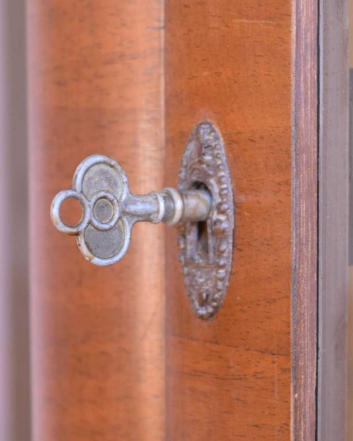 アンティークのキャビネット　アンティーク家具　イギリスで買い付けたアンティーク家具、ミラーに模様が付いたガラスキャビネット 。開ける度にワクワクする取っ手鍵が取っ手になっているので、中を開ける度にまるで宝箱を開ける気分です。(k-2623-f)