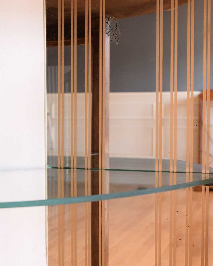 アンティークのキャビネット　アンティーク家具　イギリスで買い付けたアンティーク家具、ミラーに模様が付いたガラスキャビネット 。ミラーにも模様がついています背板のミラーにも美しい模様が入っているのでお部屋を華やかにしてくれます。(k-2623-f)