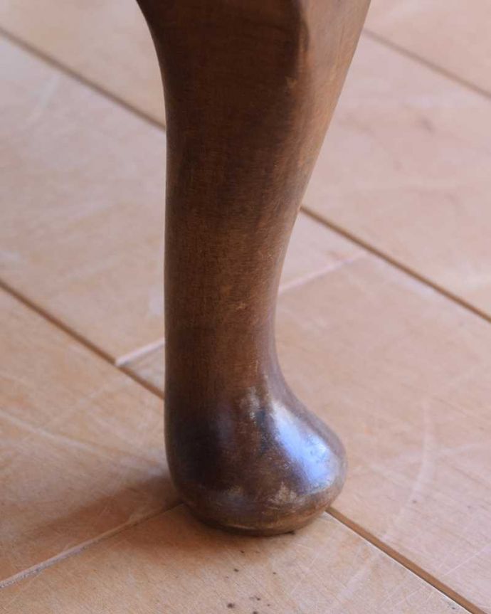 アンティークのキャビネット　アンティーク家具　イギリスで買い付けたアンティーク家具、ミラーに模様が付いたガラスキャビネット 。女性１人でもラクに運べちゃうヒミツHandleのアンティークは、脚の裏にフェルトキーパーをお付けしているので、床を滑らせれば女性でも移動がカンタンに出来ます！ご安心下さい。(k-2623-f)