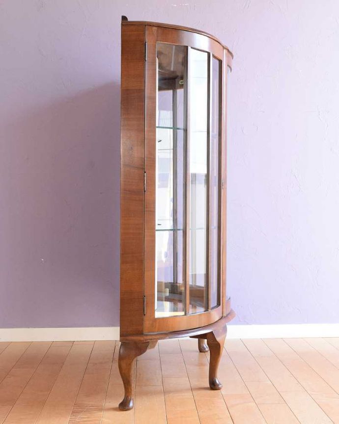 アンティークのキャビネット　アンティーク家具　イギリスで買い付けたアンティーク家具、ミラーに模様が付いたガラスキャビネット 。横から見てもステキ背板以外の三方向がガラスで囲まれたキャビネット。(k-2623-f)
