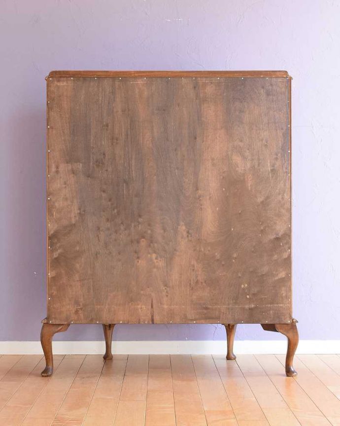 アンティークのキャビネット　アンティーク家具　イギリスで買い付けたアンティーク家具、ミラーに模様が付いたガラスキャビネット 。もちろん背中を見てもキレイですアンティークは新品ではないので経年変化によるキズはありますが、専門の職人がキレイにお直ししたので、背中もキレイです。(k-2623-f)