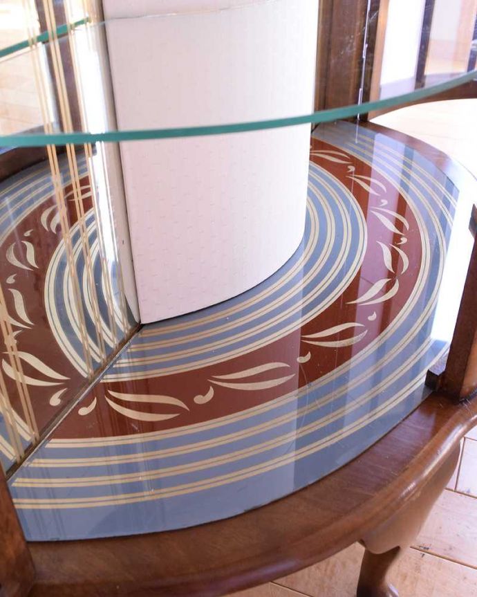 アンティークのキャビネット　アンティーク家具　イギリスで買い付けたアンティーク家具、ミラーに模様が付いたガラスキャビネット 。一番下の棚にも模様がついていますミラーに模様が写ってとっても華やかです。(k-2623-f)