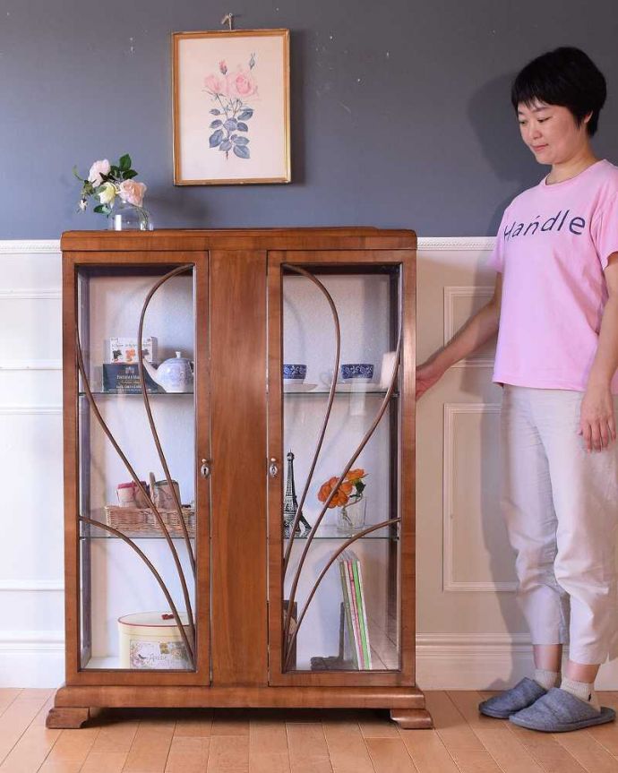 アンティークのキャビネット　アンティーク家具　英国のアンティーク家具、お洒落なかたちの美しいガラスキャビネット（ショーケース）。おススメNo.1のアンティーク家具もともとチャイナキャビネットとして陶器を見せながら収納するために造られたガラスの扉のキャビネット。(k-2624-f)