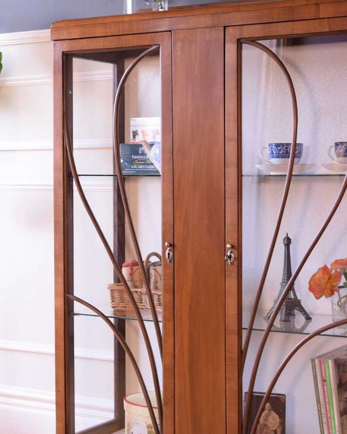 アンティークのキャビネット　アンティーク家具　英国のアンティーク家具、お洒落なかたちの美しいガラスキャビネット（ショーケース）。ガラス越しに見るお気に入りの美しさ…光をたっぷり取り入れてくれるガラス扉と棚板。(k-2624-f)