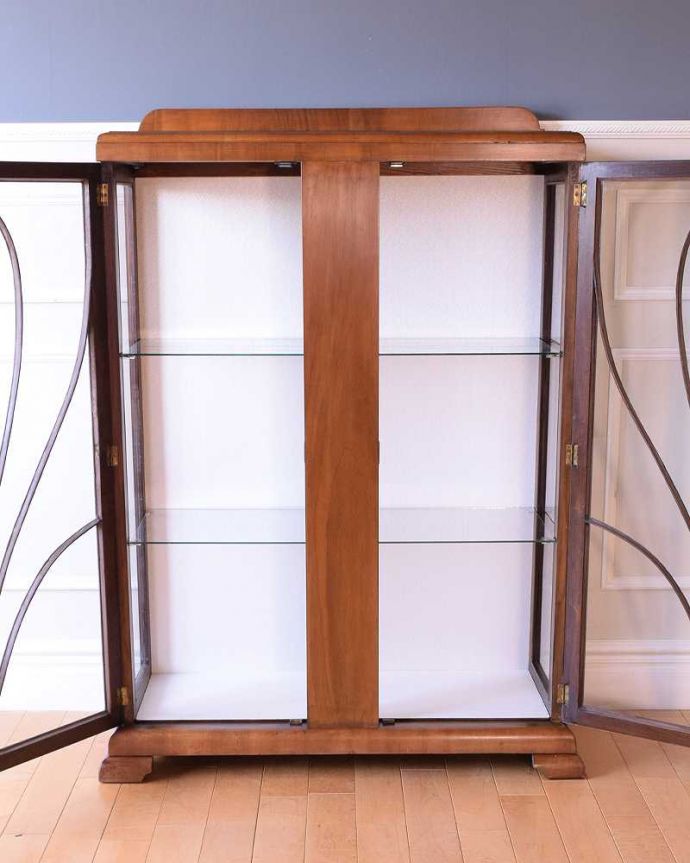 アンティークのキャビネット　アンティーク家具　英国のアンティーク家具、お洒落なかたちの美しいガラスキャビネット（ショーケース）。扉を開けて中を見てみましょう職人がキレイに修復して、背板も新しい生地に張替えました。(k-2624-f)