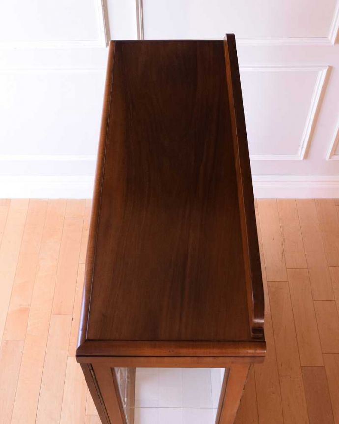 アンティークのキャビネット　アンティーク家具　英国のアンティーク家具、お洒落なかたちの美しいガラスキャビネット（ショーケース）。こんな形のキャビネットです。(k-2624-f)