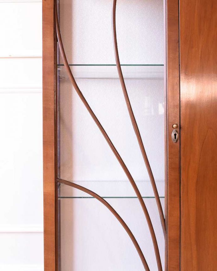 アンティークのキャビネット　アンティーク家具　英国のアンティーク家具、お洒落なかたちの美しいガラスキャビネット（ショーケース）。キレイに残っていてくれましたガラスに描かれている絵は剥がれているものが多いんだけれど、この子はしっかりキレイに残っていてくれました。(k-2624-f)