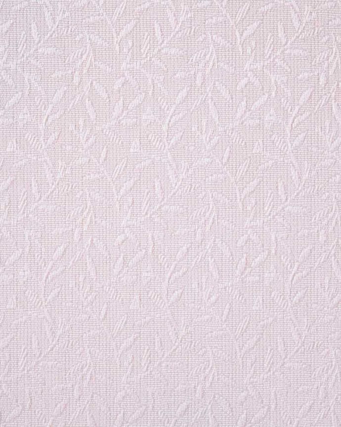 アンティークのキャビネット　アンティーク家具　英国のアンティーク家具、お洒落なかたちの美しいガラスキャビネット（ショーケース）。新しい生地で張り替えましたキャビネットの表情に合わせて新しい背板の生地を選びました。(k-2624-f)