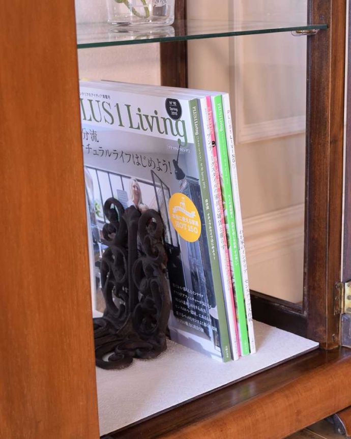 アンティークのキャビネット　アンティーク家具　英国のアンティーク家具、お洒落なかたちの美しいガラスキャビネット（ショーケース）。扉の中は収納たっぷりA4サイズの雑誌までしっかり収納出来ちゃう大きさ。(k-2624-f)