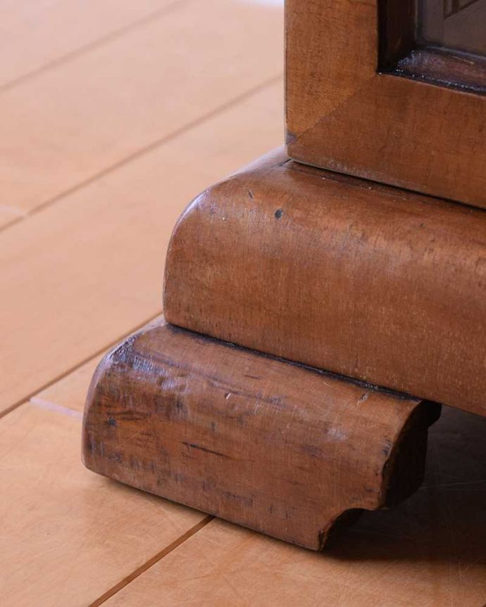 アンティークのキャビネット　アンティーク家具　英国のアンティーク家具、お洒落なかたちの美しいガラスキャビネット（ショーケース）。女性１人でもラクラク運べちゃうんですHandleのアンティークは脚の裏にフェルトキーパーをお付けしています。(k-2624-f)