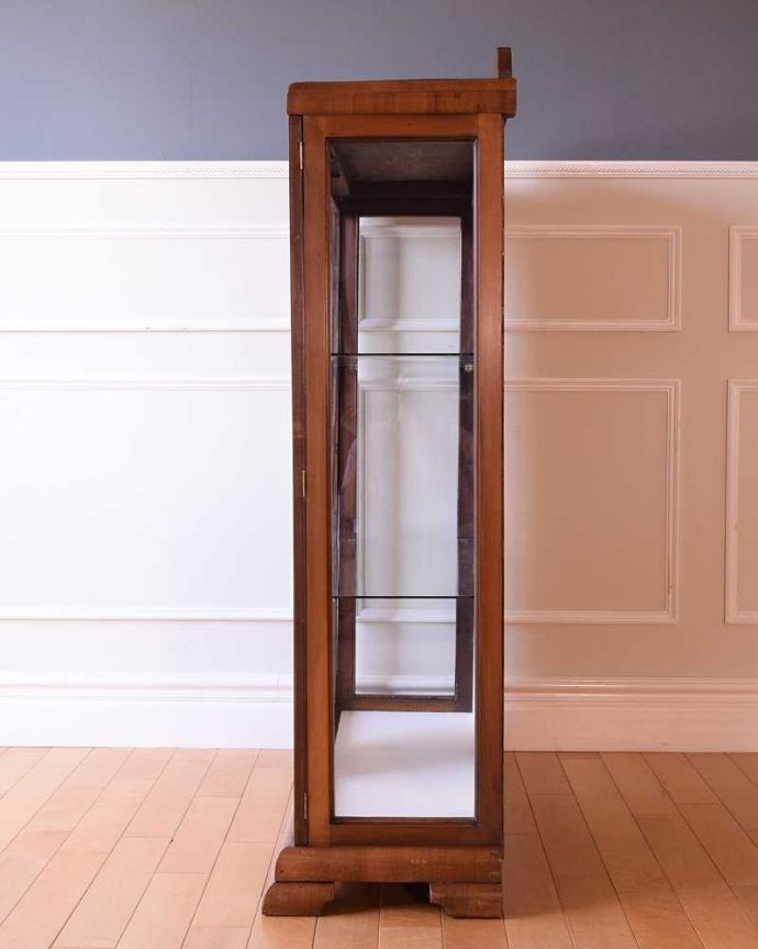 アンティークのキャビネット　アンティーク家具　英国のアンティーク家具、お洒落なかたちの美しいガラスキャビネット（ショーケース）。横から見てもステキ横から見るとこんな感じ。(k-2624-f)