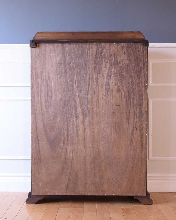 アンティークのキャビネット　アンティーク家具　英国のアンティーク家具、お洒落なかたちの美しいガラスキャビネット（ショーケース）。実は後ろから見てもキレイなんです。(k-2624-f)