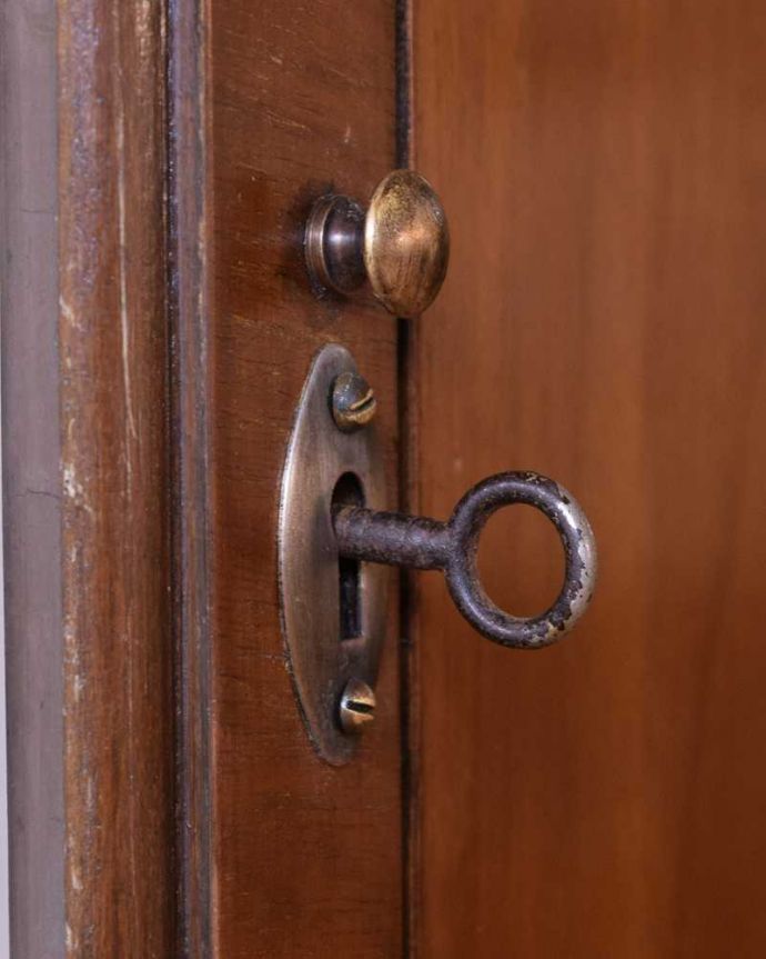 アンティークのキャビネット　アンティーク家具　英国のアンティーク家具、お洒落なかたちの美しいガラスキャビネット（ショーケース）。。(k-2624-f)