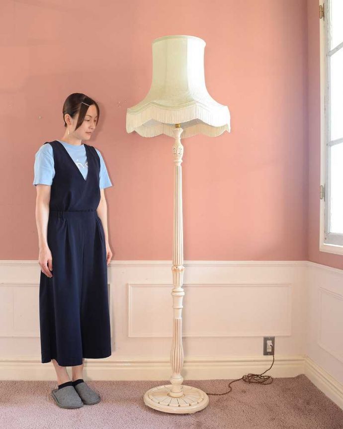 スタンドライト　照明・ライティング　フリンジ付きの優雅なシェード付きのアンティークフロアランプ（Ｂ22シャンデリア球付）。。(k-2625-f)