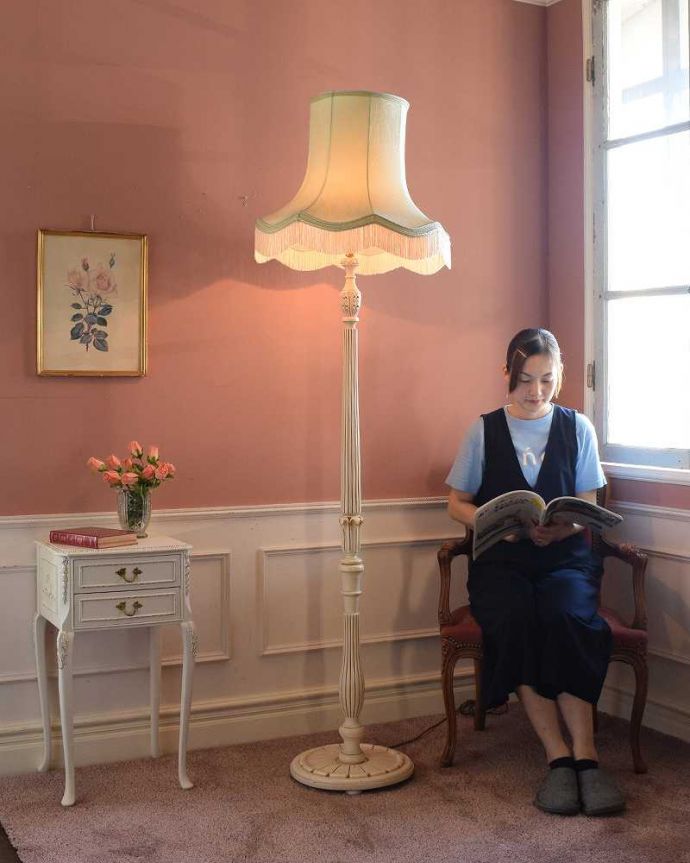 スタンドライト　照明・ライティング　フリンジ付きの優雅なシェード付きのアンティークフロアランプ（Ｂ22シャンデリア球付）。。(k-2625-f)