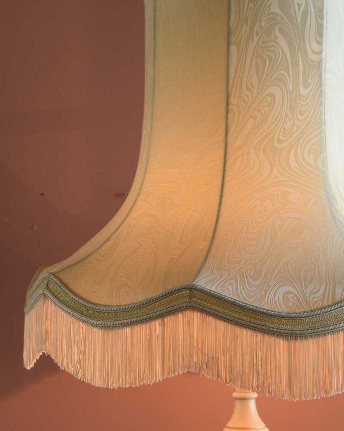 スタンドライト　照明・ライティング　フリンジ付きの優雅なシェード付きのアンティークフロアランプ（Ｂ22シャンデリア球付）。。(k-2625-f)