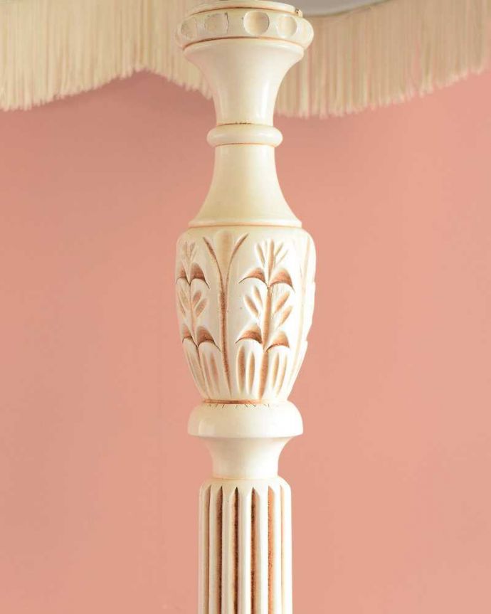 スタンドライト　照明・ライティング　フリンジ付きの優雅なシェード付きのアンティークフロアランプ（Ｂ22シャンデリア球付）。。(k-2625-f)