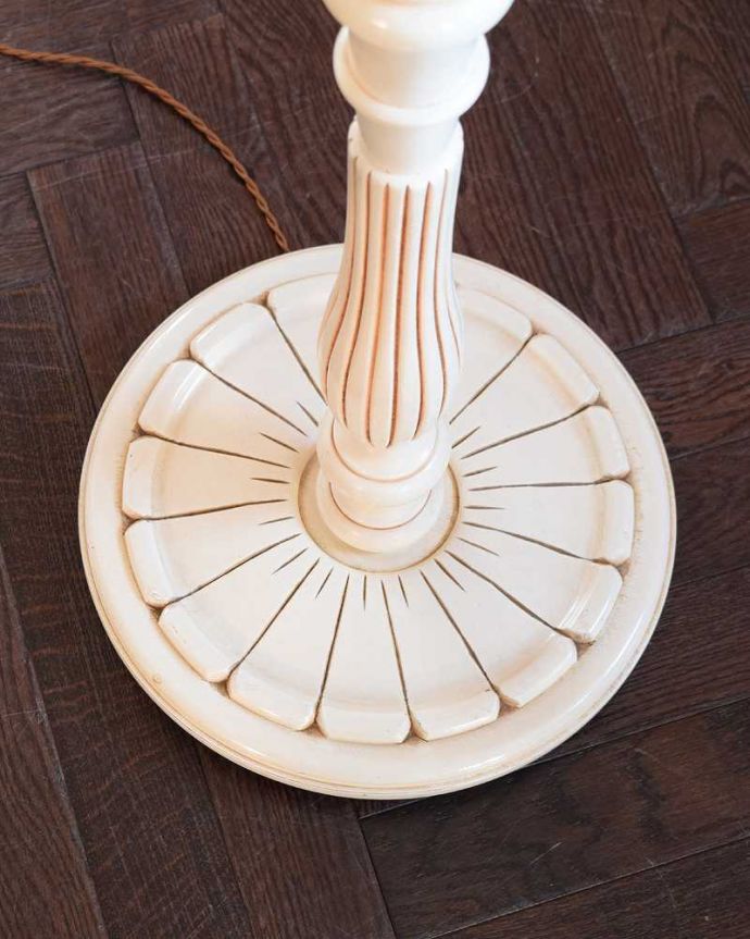 スタンドライト　照明・ライティング　フリンジ付きの優雅なシェード付きのアンティークフロアランプ（Ｂ22シャンデリア球付）。。(k-2625-f)