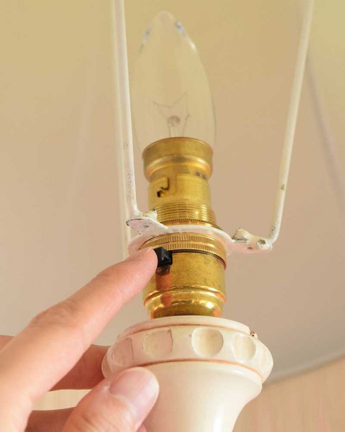 スタンドライト　照明・ライティング　フリンジ付きの優雅なシェード付きのアンティークフロアランプ（Ｂ22シャンデリア球付）。。(k-2625-f)