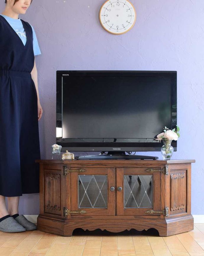 サイドボード　アンティーク家具　ステンドグラスがキレイなTVボード（テレビボード）英国輸入のアンティーク家具。ステンドグラスの扉が美しいキャビネット扉がステンドグラスになっているから、キャビネットとステンドグラスの両方を一気に手に入れることが出来ちゃうんです。(k-2626-f)