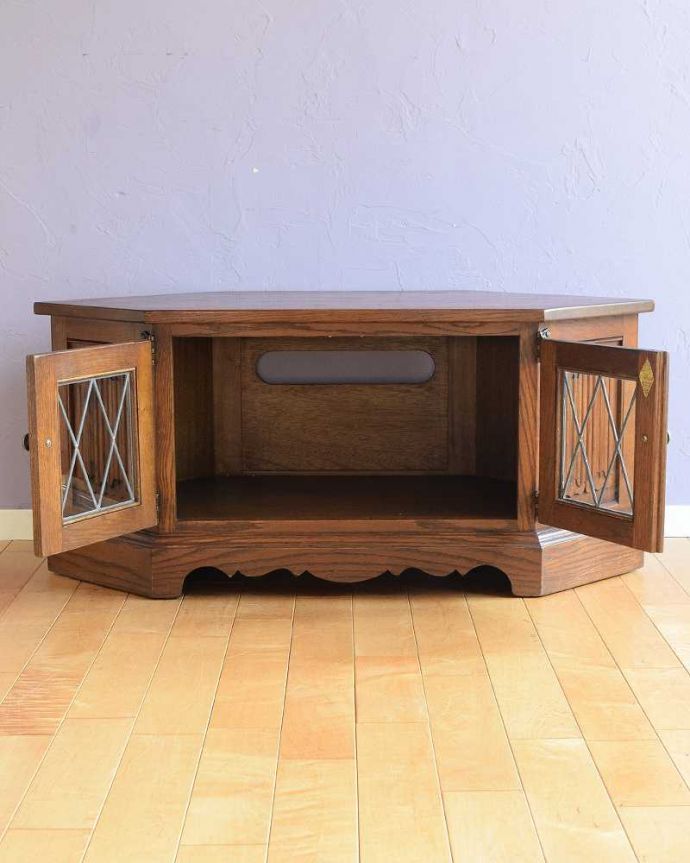 サイドボード　アンティーク家具　ステンドグラスがキレイなTVボード（テレビボード）英国輸入のアンティーク家具。扉を開けた内側はこんな感じですキャビネットの中も職人がしっかり修復したのでキレイです。(k-2626-f)