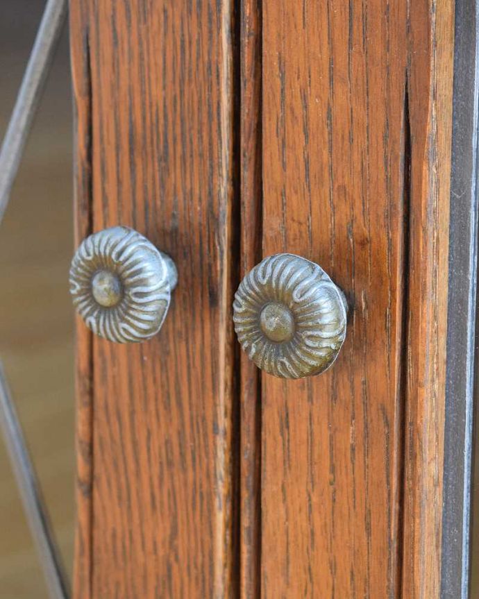 サイドボード　アンティーク家具　ステンドグラスがキレイなTVボード（テレビボード）英国輸入のアンティーク家具。取っ手はこんな感じちょこんとついた取っ手がかわいいんです。(k-2626-f)