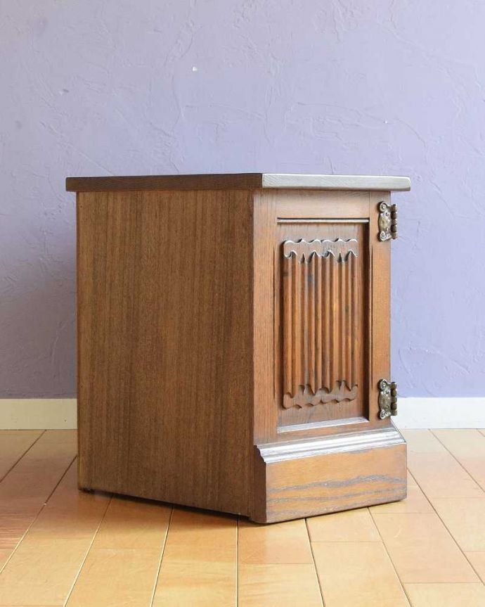 サイドボード　アンティーク家具　ステンドグラスがキレイなTVボード（テレビボード）英国輸入のアンティーク家具。横から見てもステキもちろん横もキレイに修復していますので、横顔だって美しいんです。(k-2626-f)