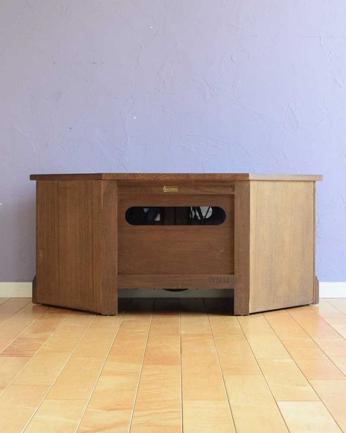 サイドボード　アンティーク家具　ステンドグラスがキレイなTVボード（テレビボード）英国輸入のアンティーク家具。後ろ姿もキレイです。(k-2626-f)